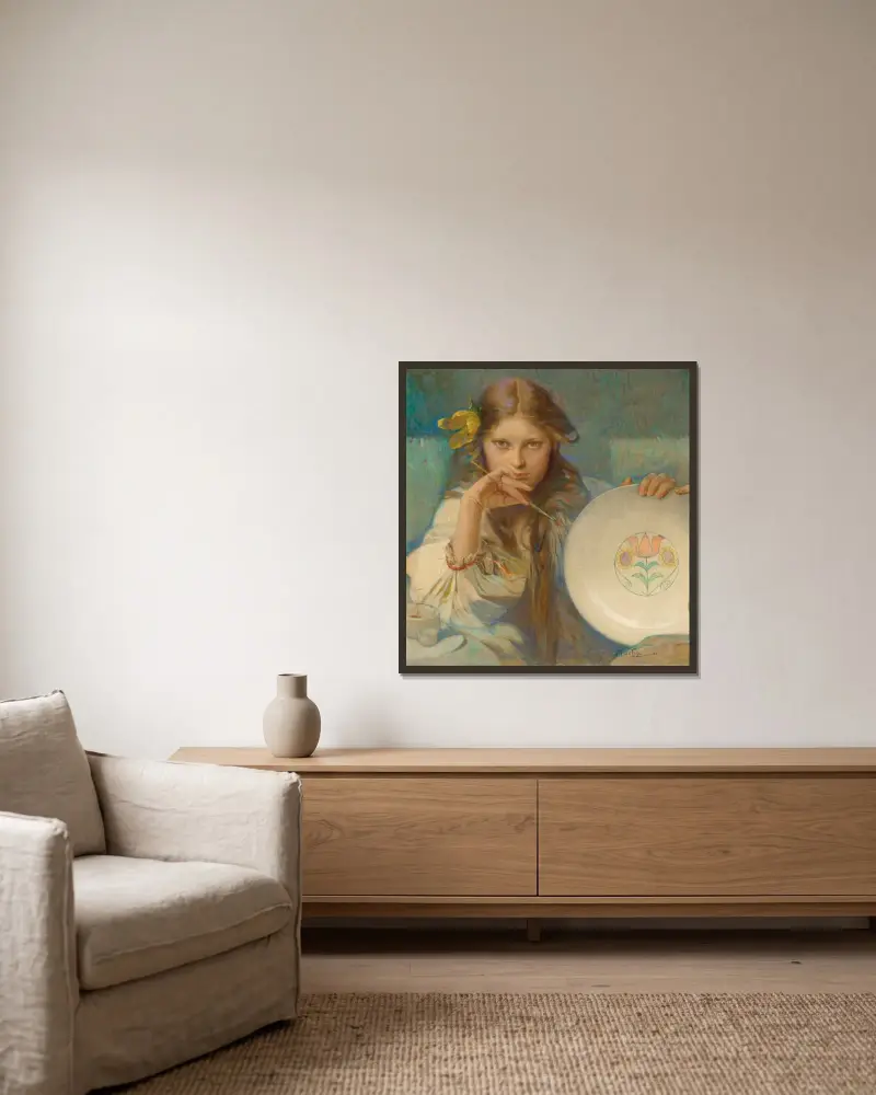 Flicka med tallrik med folkligt motiv av Alphonse Mucha inramad på en vägg
