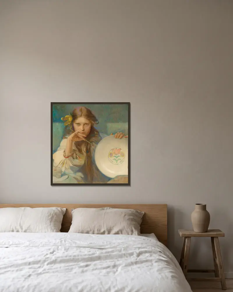 Flicka med tallrik med folkligt motiv av Alphonse Mucha inramad på en vägg