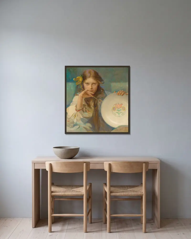 Flicka med tallrik med folkligt motiv av Alphonse Mucha inramad på en vägg