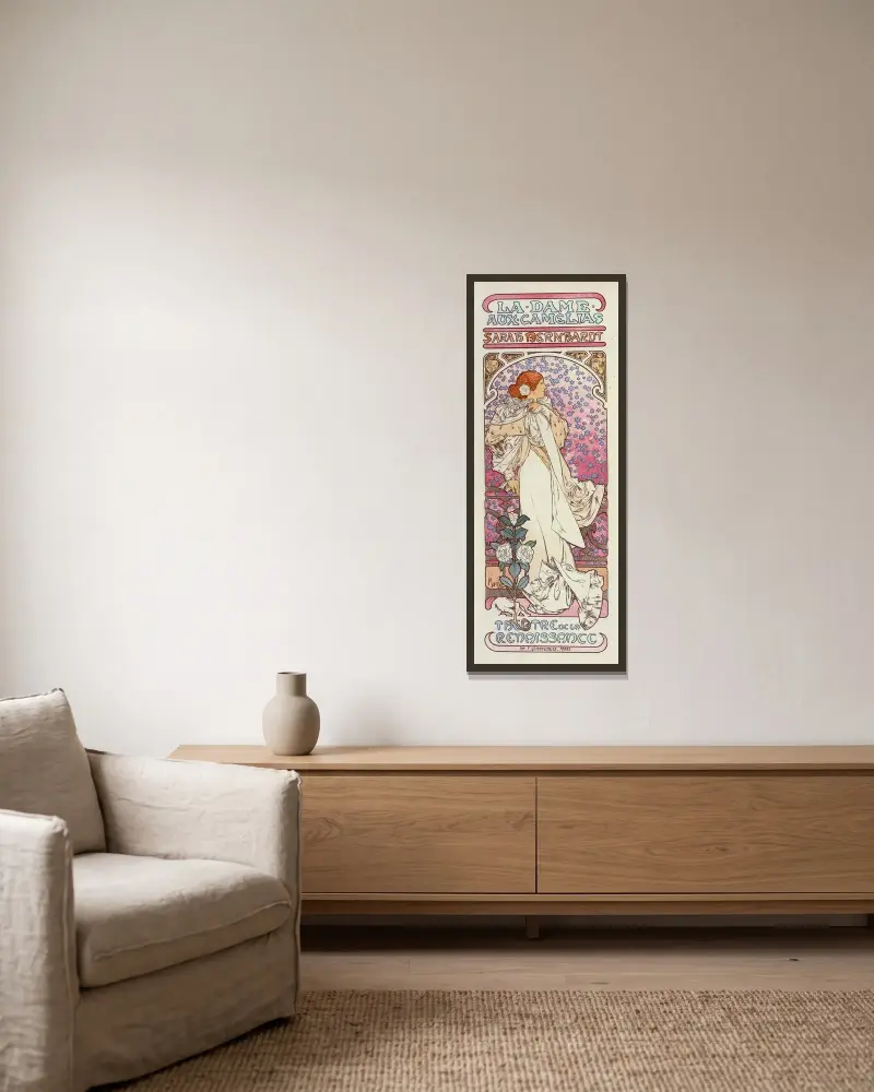 La Dame Aux Camélias av Alphonse Mucha inramad på en vägg