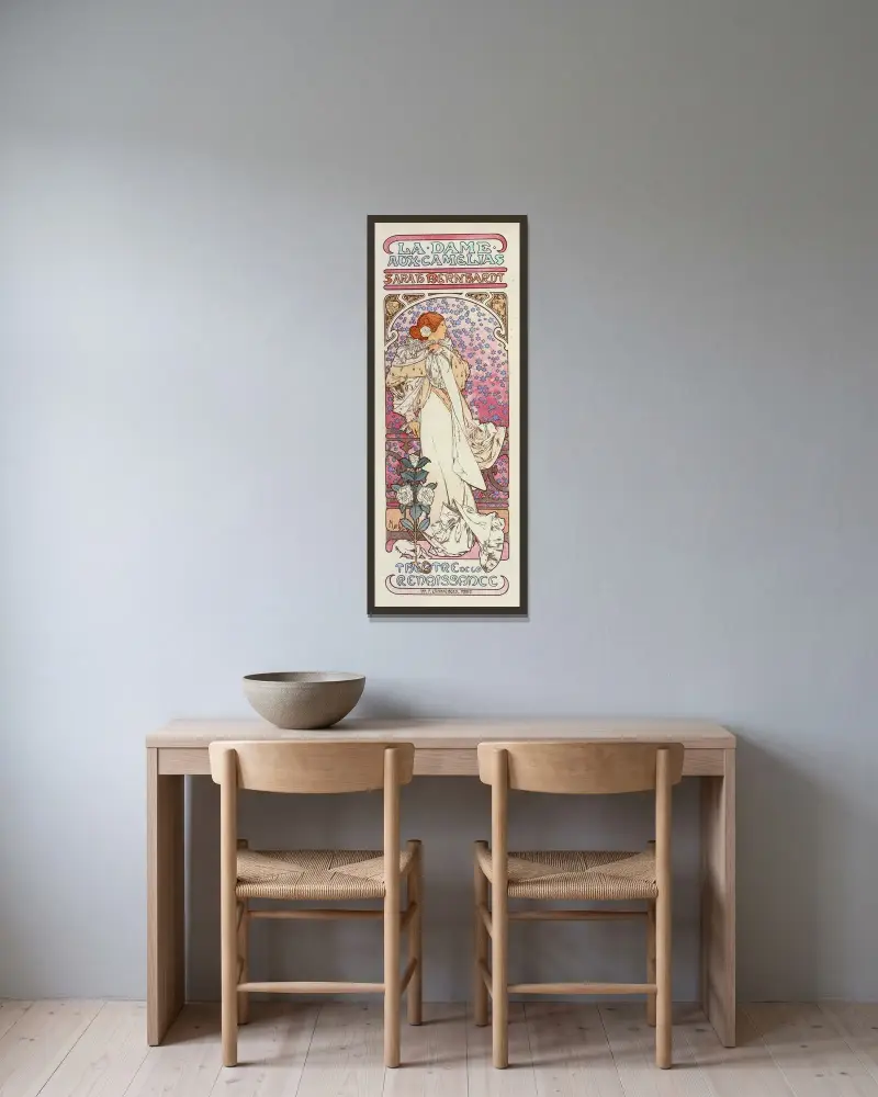 La Dame Aux Camélias av Alphonse Mucha inramad på en vägg
