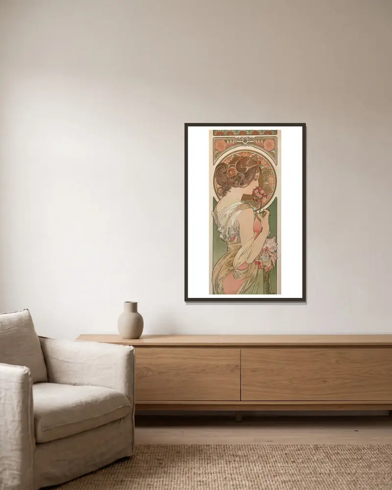 La Primevère, Alphonse Mucha v rámu na stěně