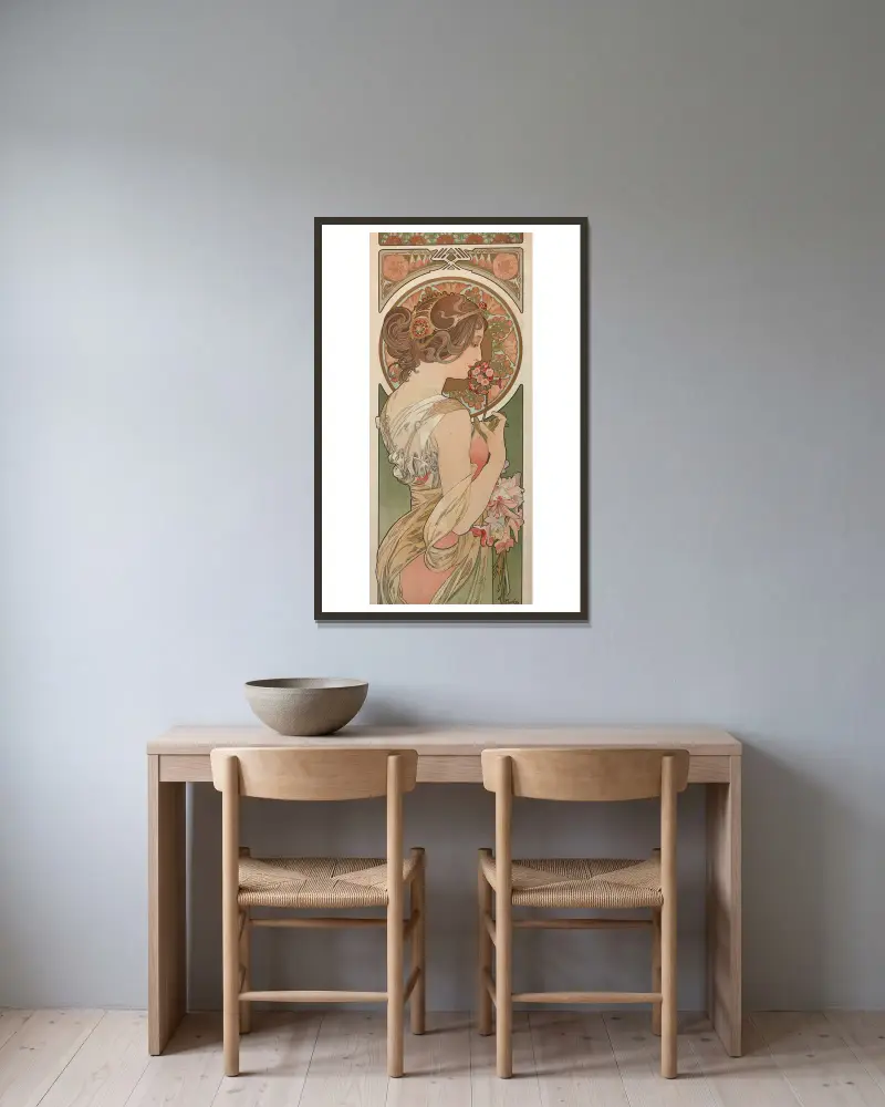 La Primevère, Alphonse Mucha v rámu na stěně
