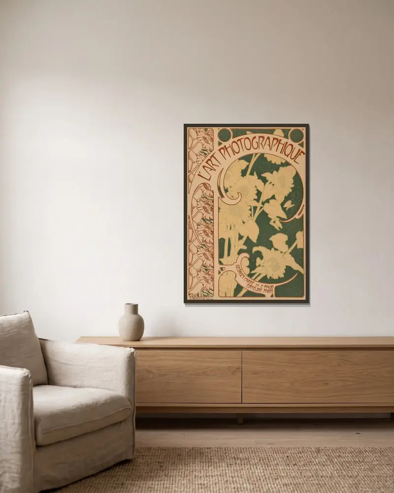 L'Art Photographique nr 10, omslag till L'Art Photographique av Alphonse Mucha inramad på en vägg