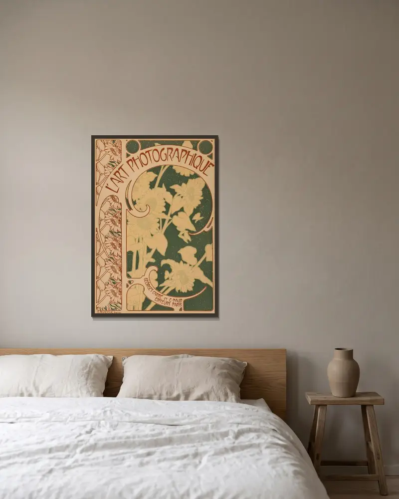 L'Art Photographique nr 10, omslag till L'Art Photographique av Alphonse Mucha inramad på en vägg
