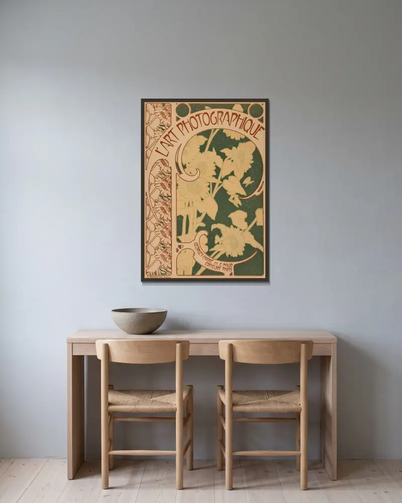 L'Art Photographique nr 10, omslag till L'Art Photographique av Alphonse Mucha inramad på en vägg