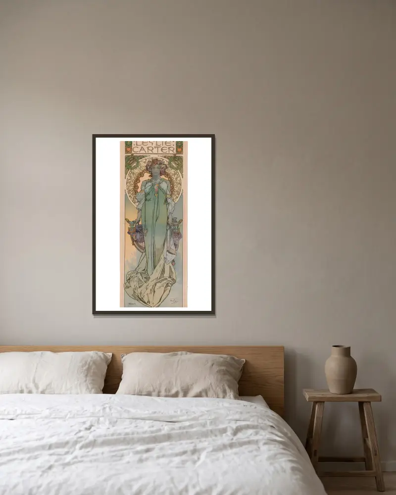 Leslie Carter, Alphonse Mucha w ramie na ścianie