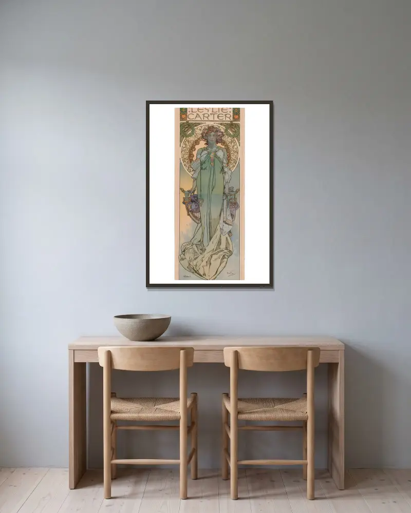 Leslie Carter, Alphonse Mucha w ramie na ścianie