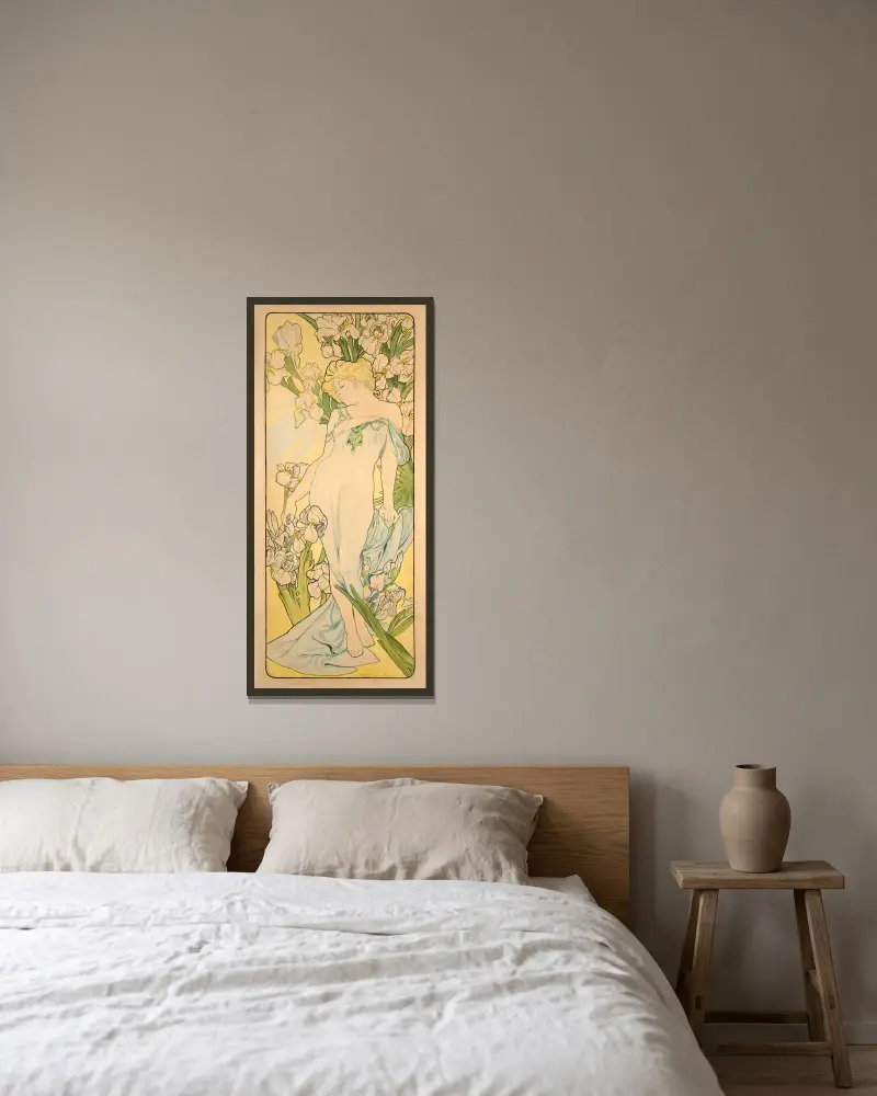 L’Iris av Alphonse Mucha inramad på en vägg