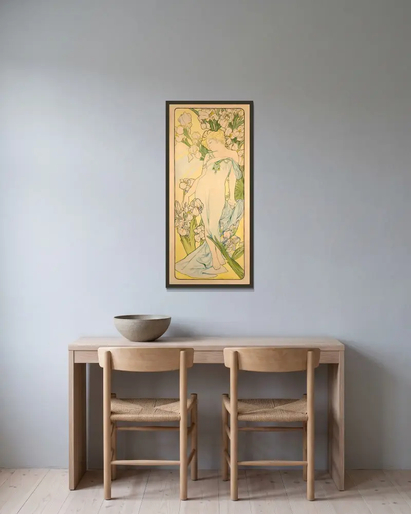 L’Iris av Alphonse Mucha inramad på en vägg
