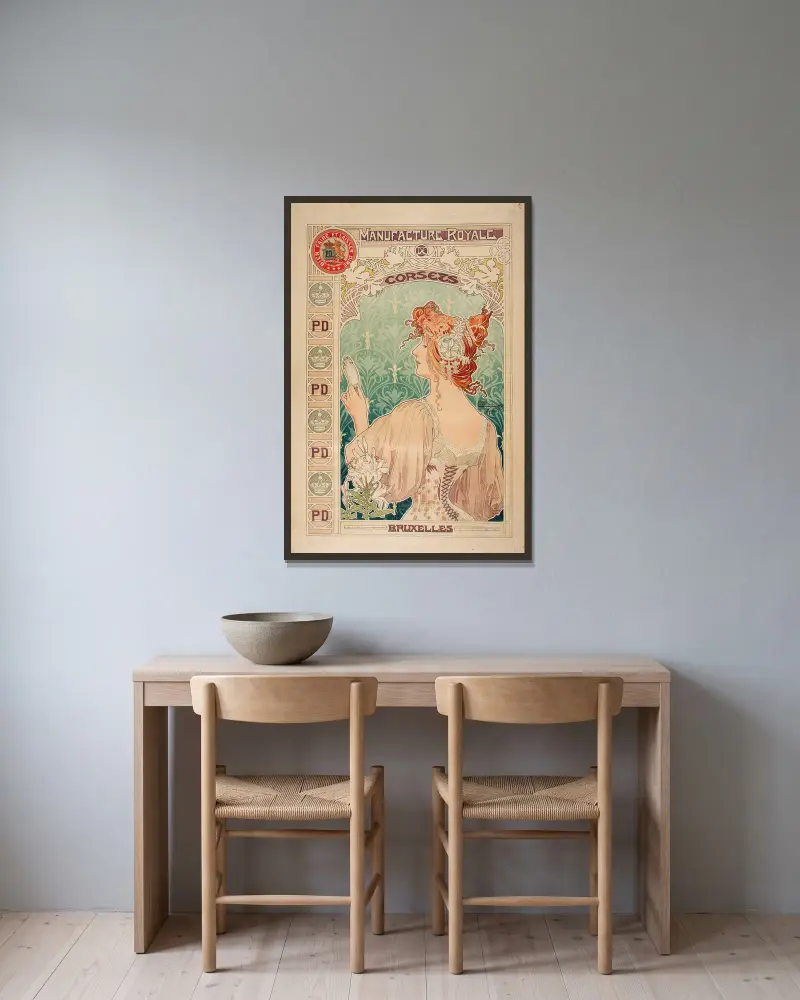 Manufacture Royale De Corsets, Alphonse Mucha v rámu na stěně
