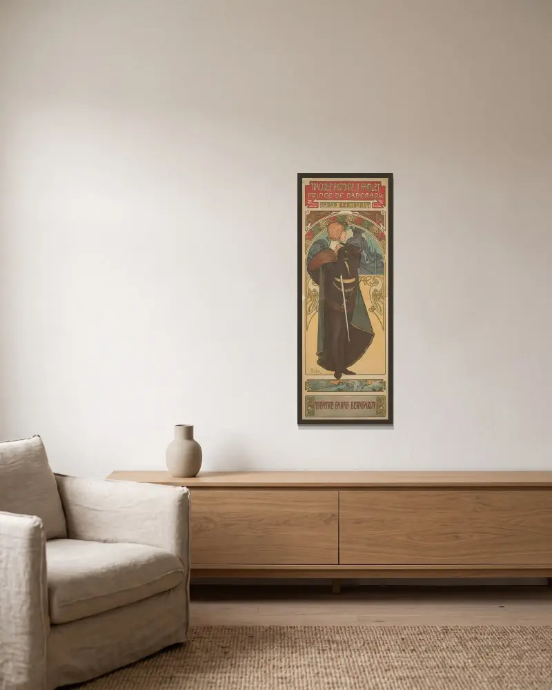 Sarah Bernhardt jako Hamlet, Alphonse Mucha v rámu na stěně