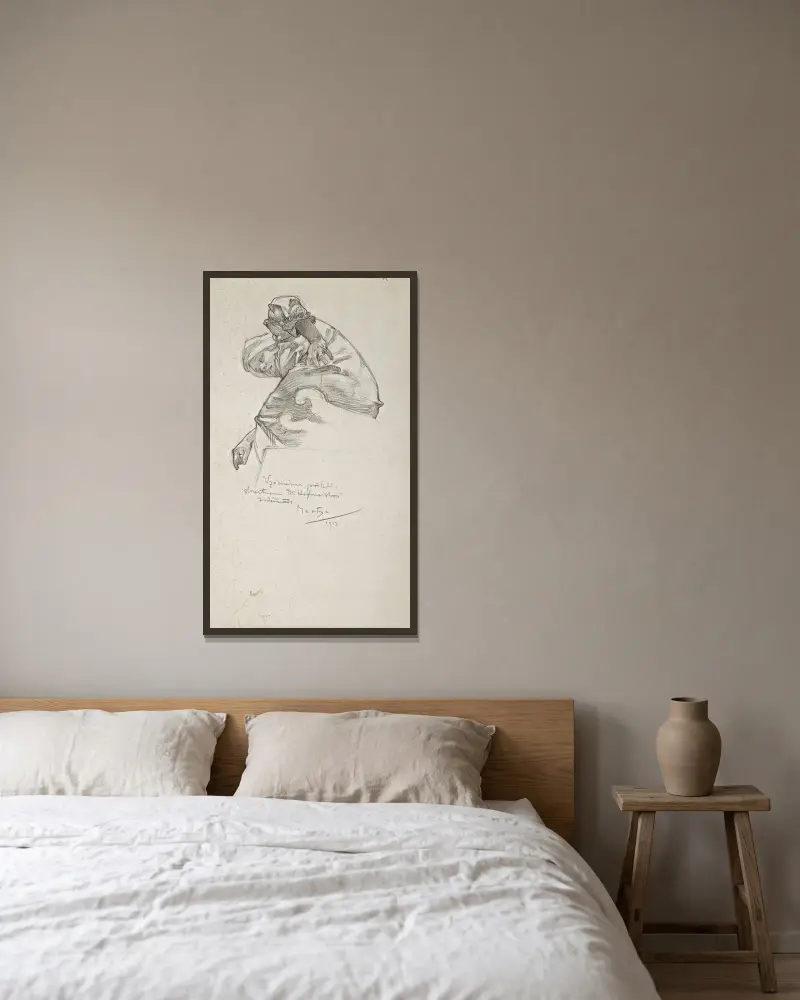 Frau, die sich vorbeugt von Alphonse Mucha gerahmt an einer Wand