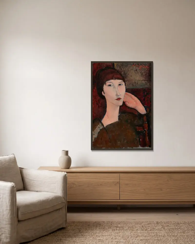 Adrienne (Frau mit Pony) von Amedeo Modigliani gerahmt an einer Wand