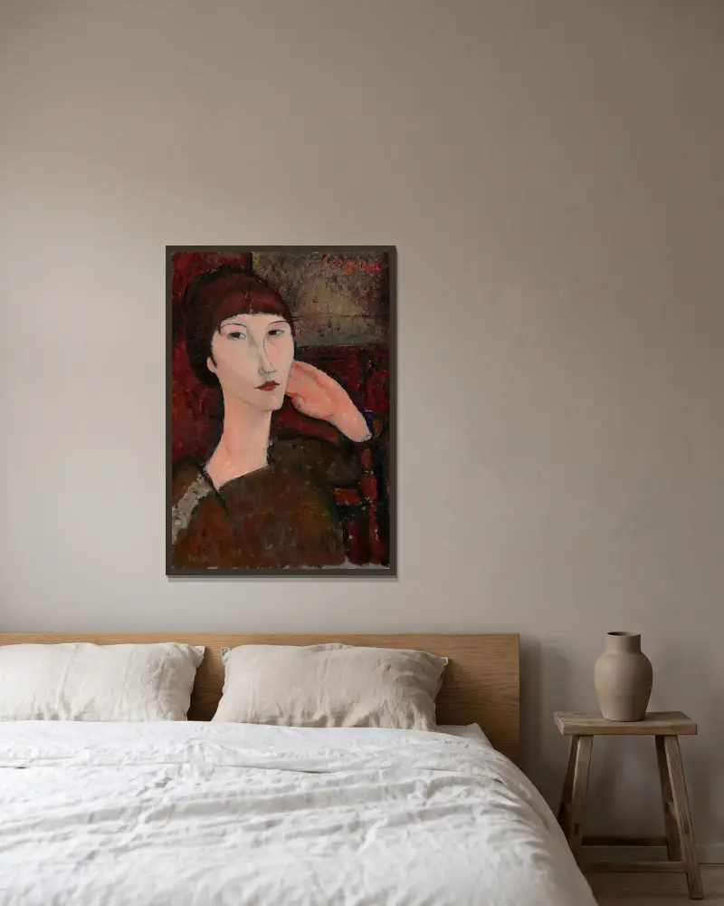 Adrienne (Frau mit Pony) von Amedeo Modigliani gerahmt an einer Wand
