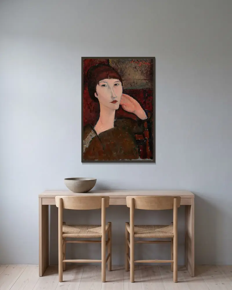 Adrienne (Frau mit Pony) von Amedeo Modigliani gerahmt an einer Wand