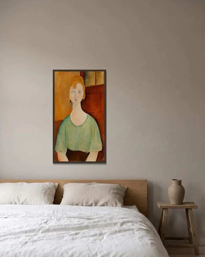 Girl in a Green Blouse av Amedeo Modigliani inramad på en vägg