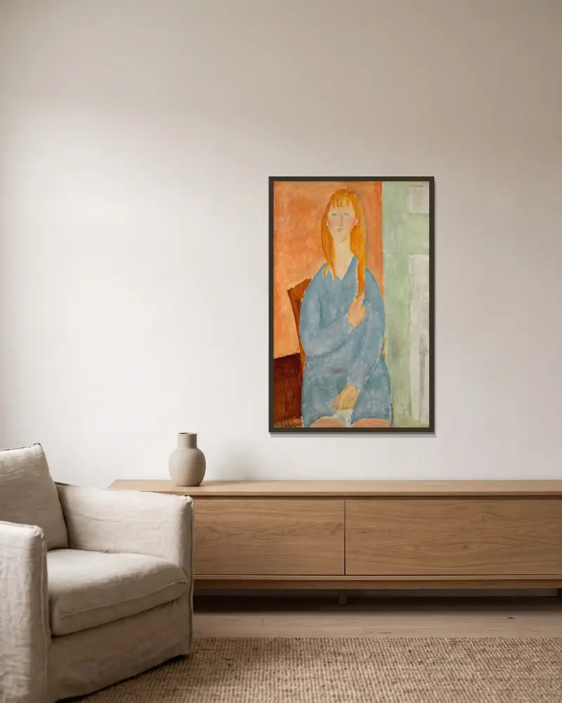 Sitzendes junges Mädchen mit aufgelöstem Haar (Mädchen in Blau) von Amedeo Modigliani gerahmt an einer Wand