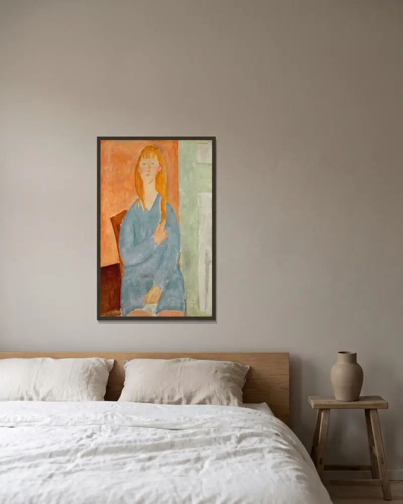 Sitzendes junges Mädchen mit aufgelöstem Haar (Mädchen in Blau) von Amedeo Modigliani gerahmt an einer Wand