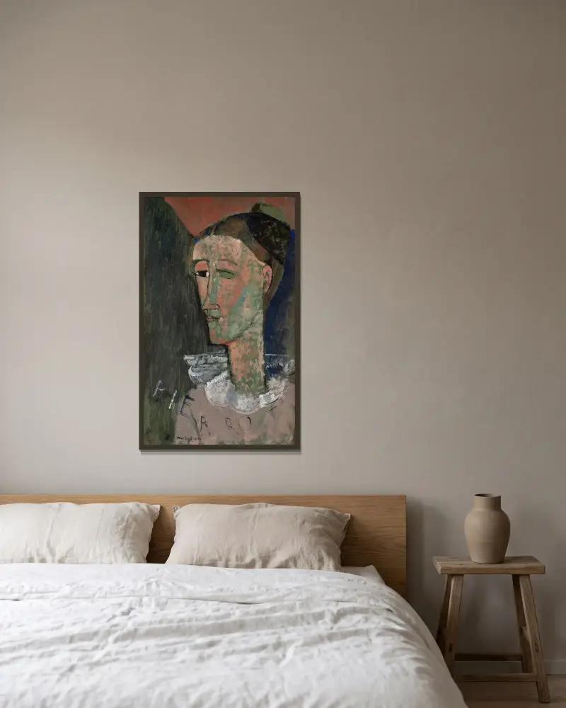 Selbstbildnis als Pierrot von Amedeo Modigliani gerahmt an einer Wand