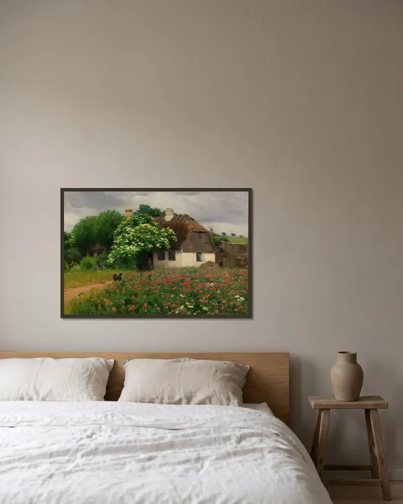Bauernhaus mit Blumenwiese av Hans Andersen Brendekilde inramad på en vägg