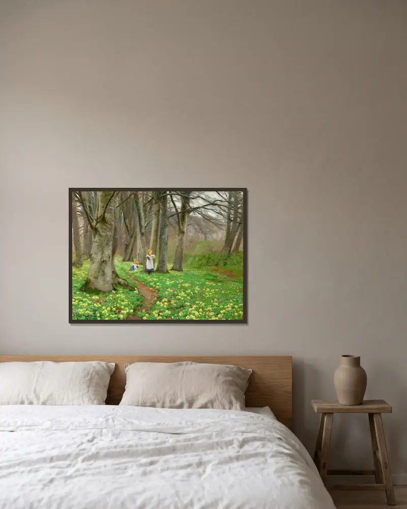 To piger plukker blomster i forårsskov av Hans Andersen Brendekilde inramad på en vägg