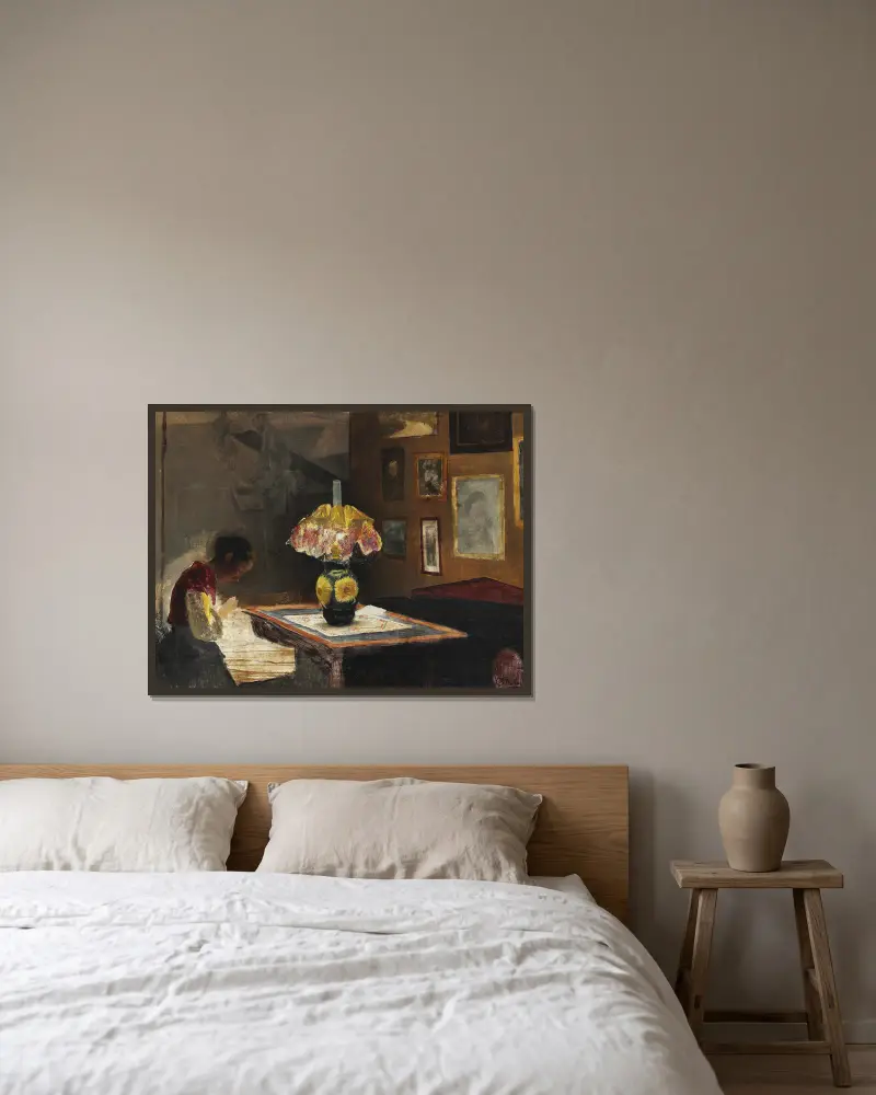 Kunstnerens hustru Sigrid syende ved lampelys. Karrebæksminde av Laurits Andersen Ring inramad på en vägg