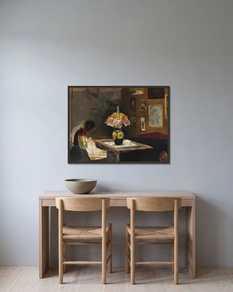 Kunstnerens hustru Sigrid syende ved lampelys. Karrebæksminde av Laurits Andersen Ring inramad på en vägg