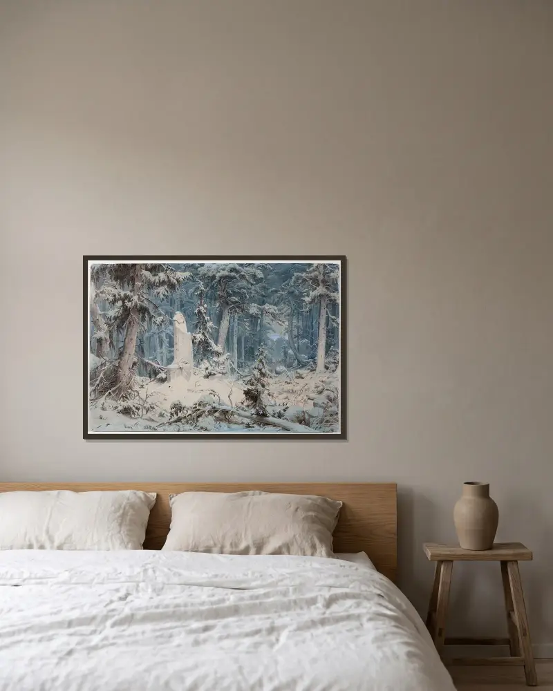 Verschneiter Wald von Andreas Achenbach gerahmt an einer Wand