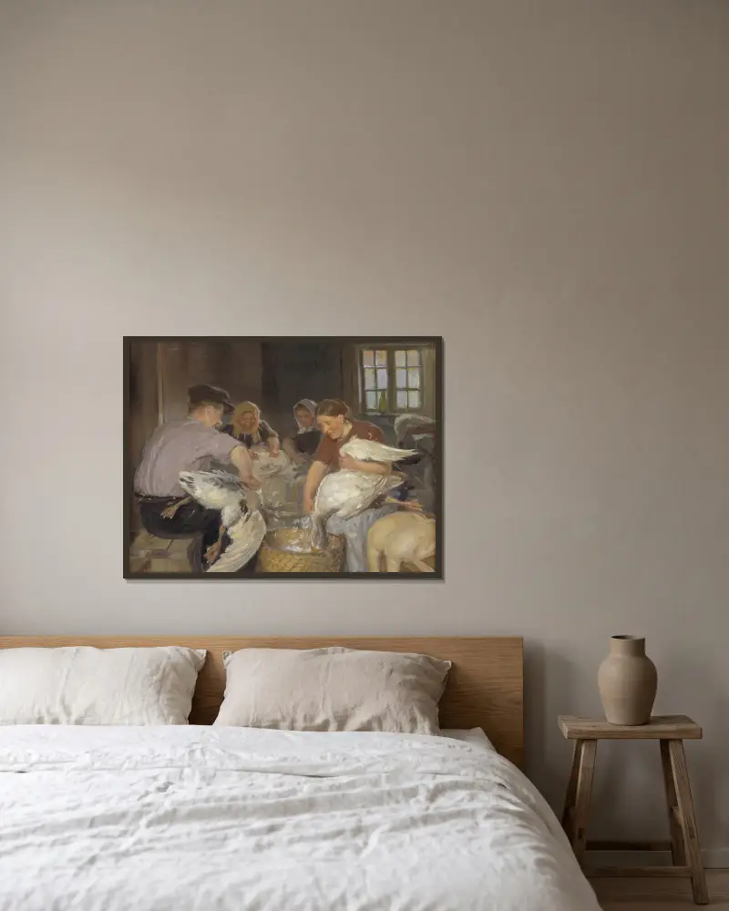 Gänse rupfen von Anna Ancher gerahmt an einer Wand