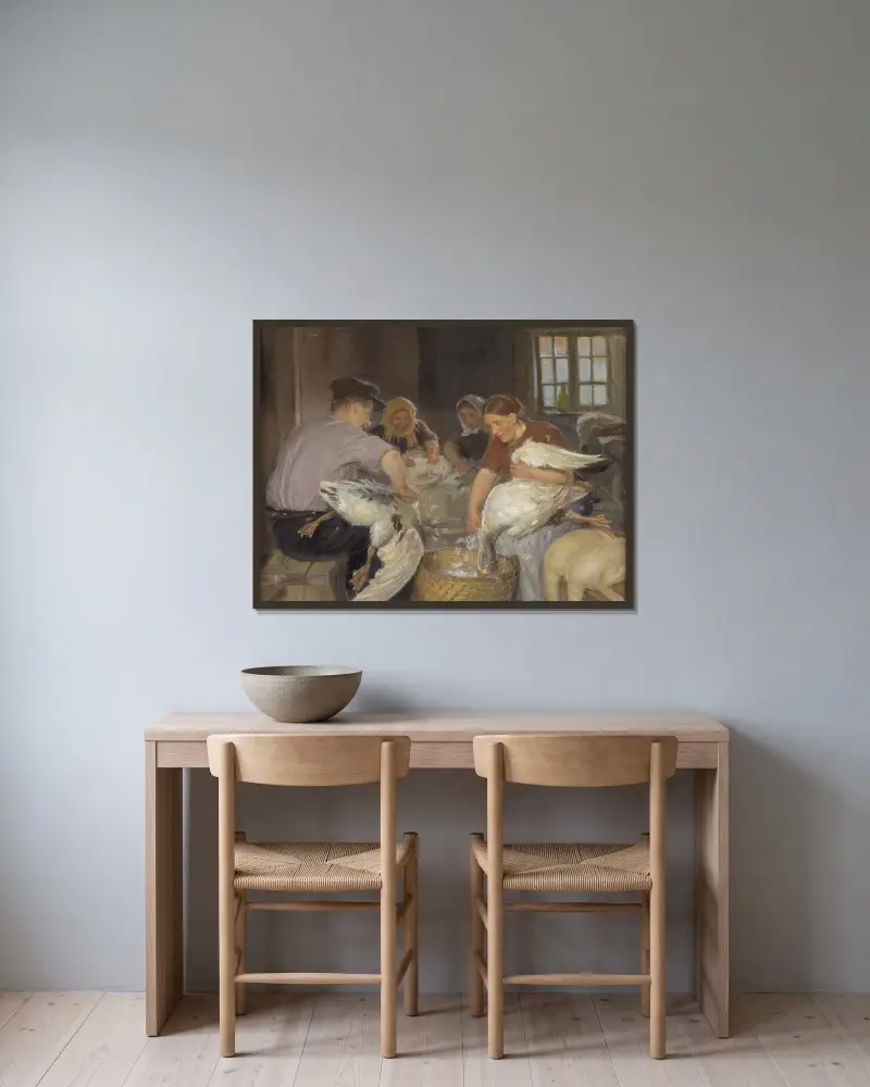 Gänse rupfen von Anna Ancher gerahmt an einer Wand