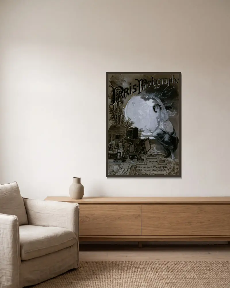 Modèle pour la couverture du journal Nadar Paris photographié av Émile-Antoine Bayard inramad på en vägg