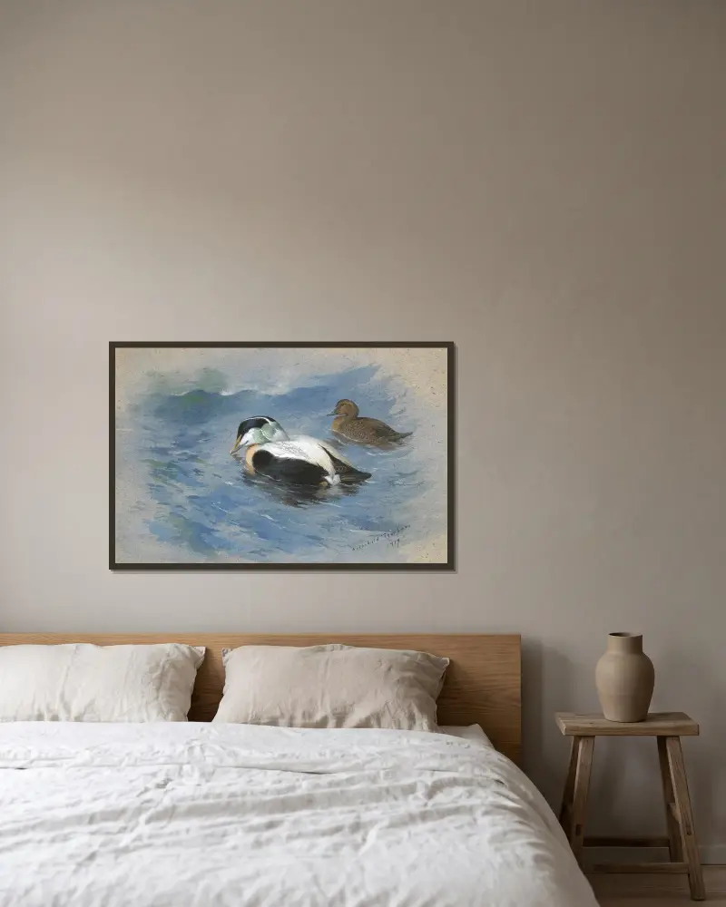 Ett par ejdrar av Archibald Thorburn inramad på en vägg