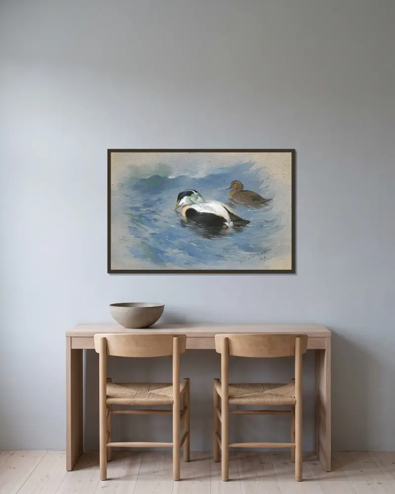Ett par ejdrar av Archibald Thorburn inramad på en vägg
