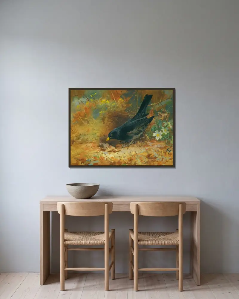 Blackbird av Archibald Thorburn inramad på en vägg