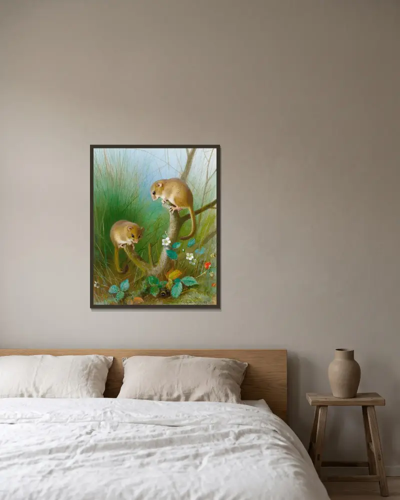 Haselmäuse von Archibald Thorburn gerahmt an einer Wand