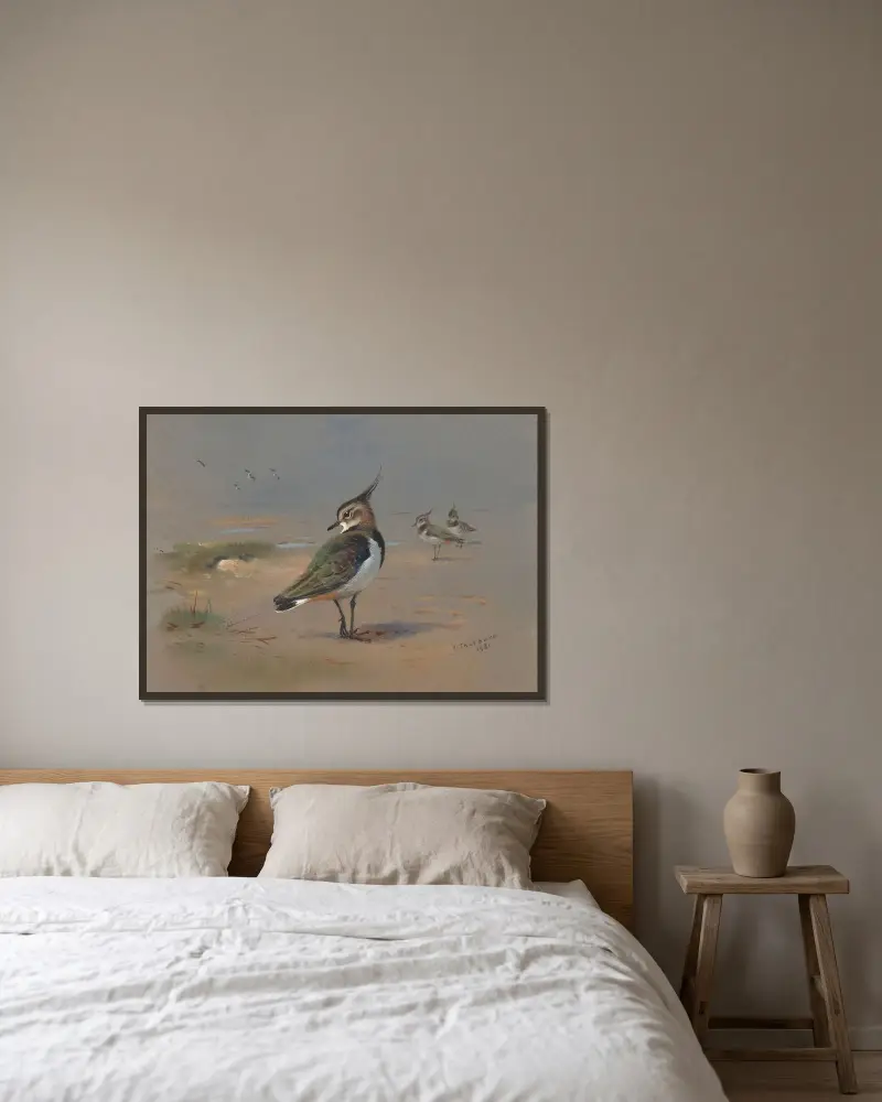 Green Plovers av Archibald Thorburn inramad på en vägg