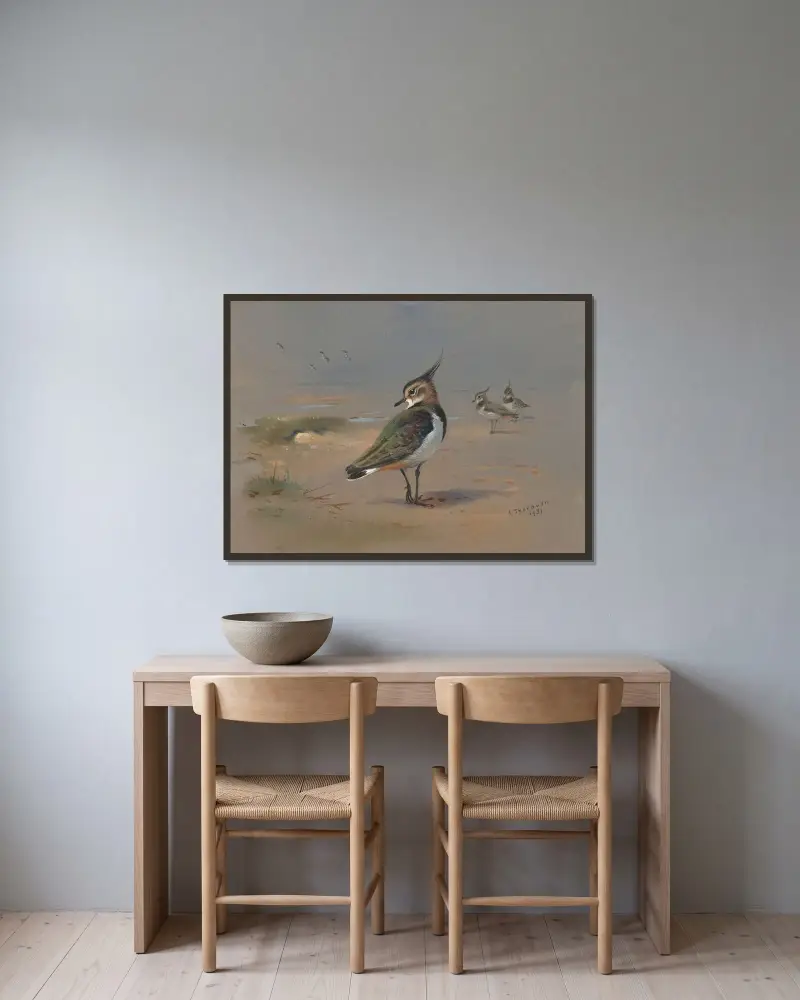 Green Plovers av Archibald Thorburn inramad på en vägg