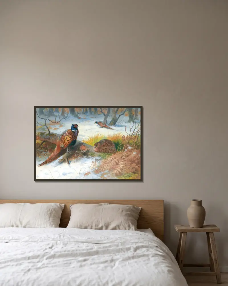 Fasaner i snö av Archibald Thorburn inramad på en vägg