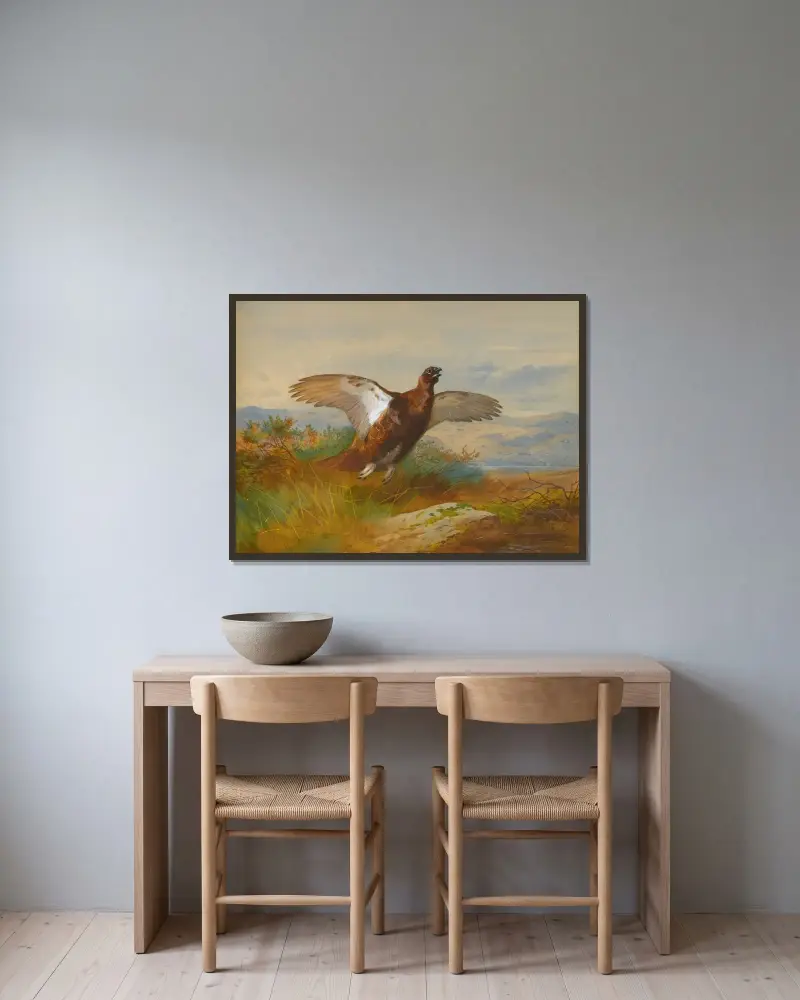 Röd ripa i flykt av Archibald Thorburn inramad på en vägg