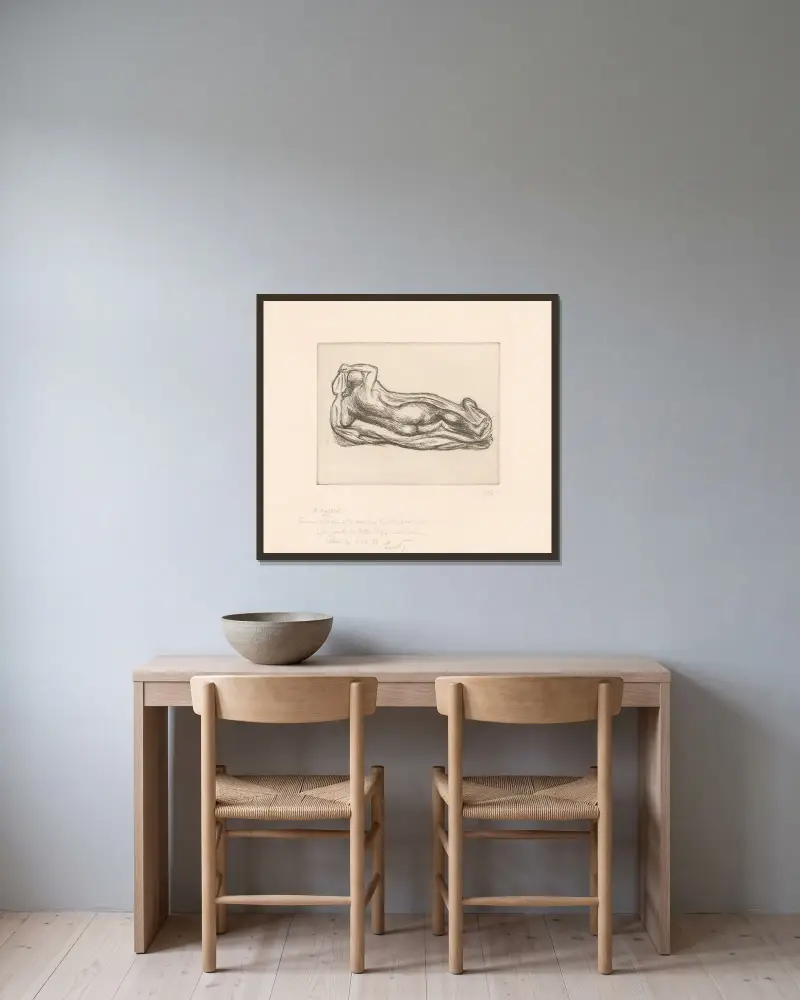 Liggande kvinna med drapering av Aristide Maillol inramad på en vägg