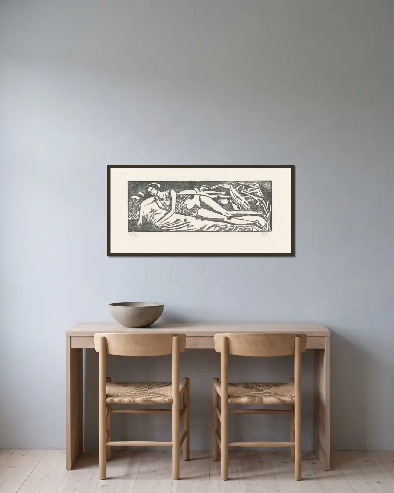 Kvinna liggande på ett draperi av Aristide Maillol inramad på en vägg