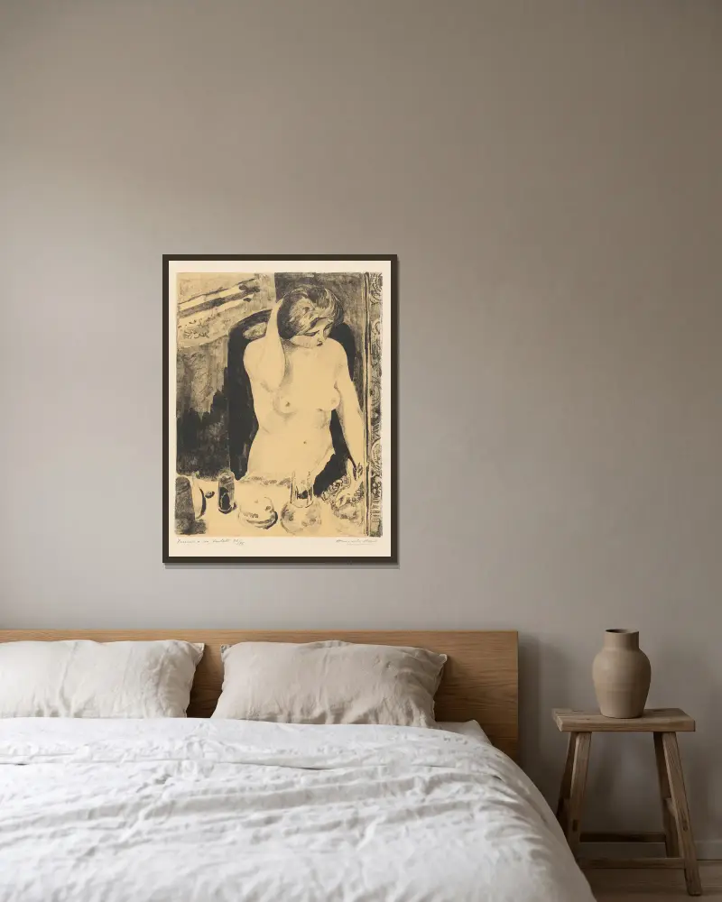 Femme à sa toilette av Armand Apol inramad på en vägg