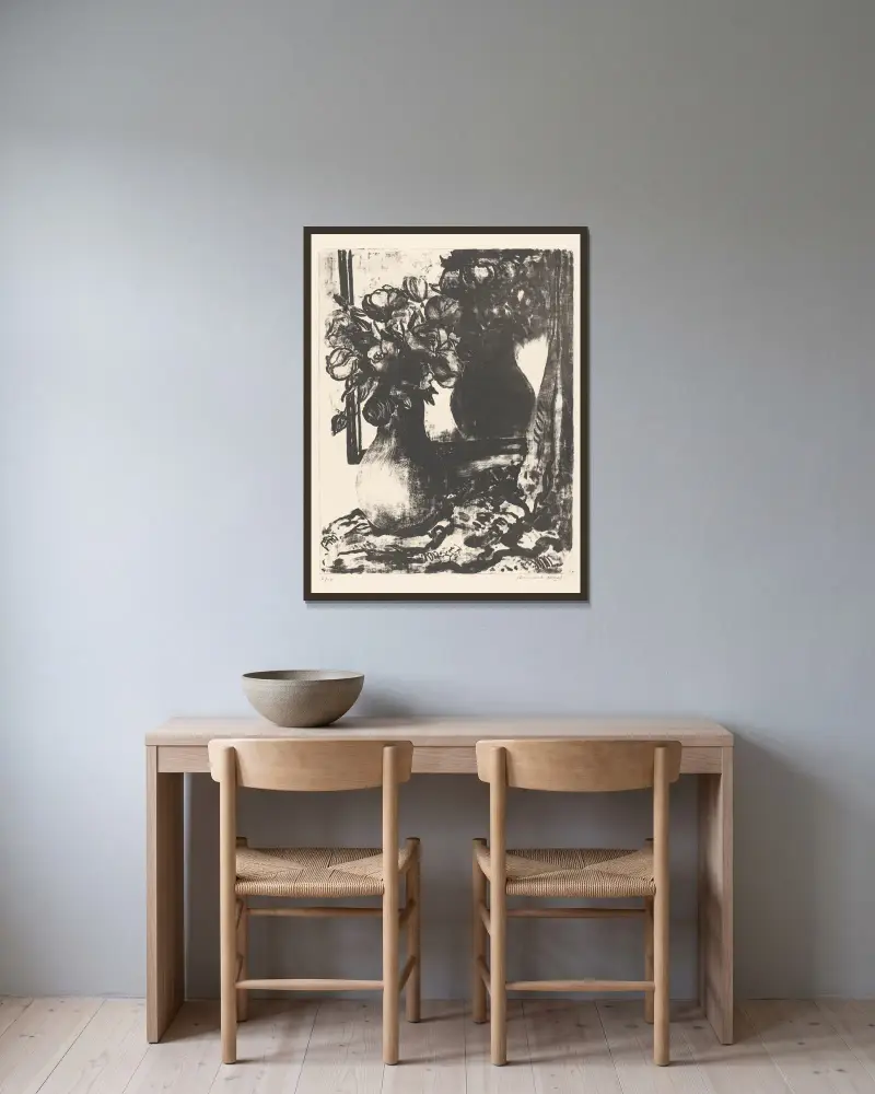 Vase de fleurs devant un miroir av Armand Apol inramad på en vägg