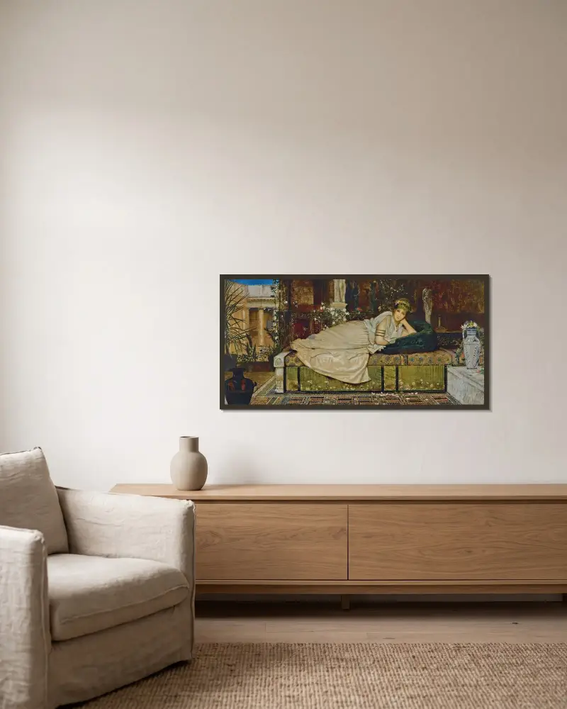 En dam i en klassisk interiör av John Atkinson Grimshaw inramad på en vägg