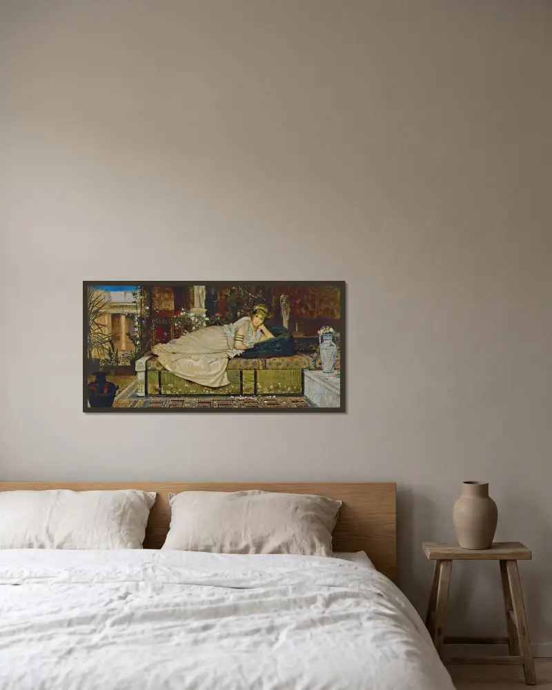En dam i en klassisk interiör av John Atkinson Grimshaw inramad på en vägg