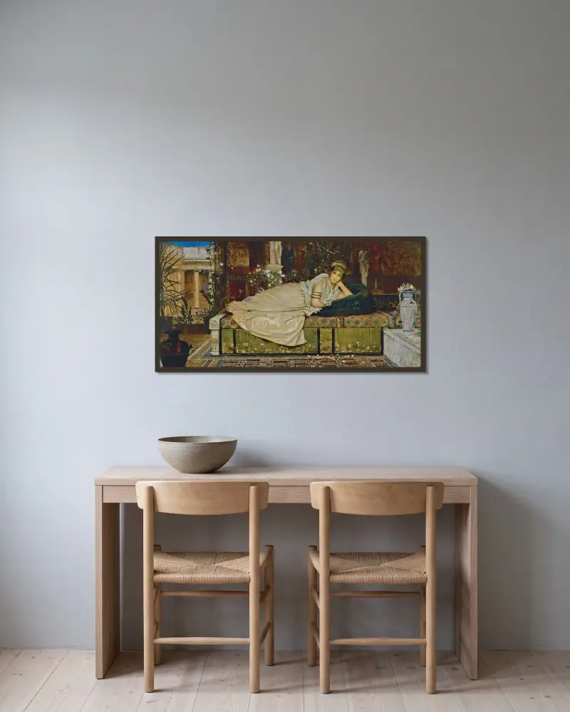 En dam i en klassisk interiör av John Atkinson Grimshaw inramad på en vägg