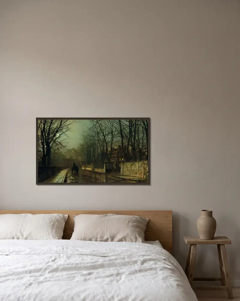 En våt måne, Putney Road av John Atkinson Grimshaw inramad på en vägg