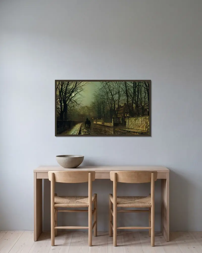 En våt måne, Putney Road av John Atkinson Grimshaw inramad på en vägg