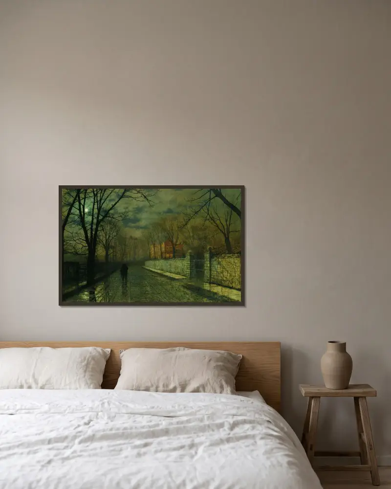 Figurer i en månskensbelyst gränd efter regn av John Atkinson Grimshaw inramad på en vägg
